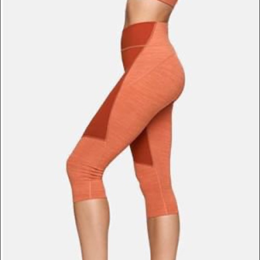 Outdoor Voices Techsweat two-tone kneecap